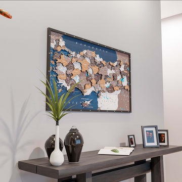 Renkli baskılı çerçeveli ahşap Türkiye haritası, Soil tonları, 100x58 cm, konsol masanın üstündeki duvarda