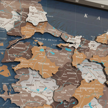 Türkiye ahşap haritasının batı bölümü yakın çekim, Marmara Denizi, İstanbul, İzmir ve Manisa