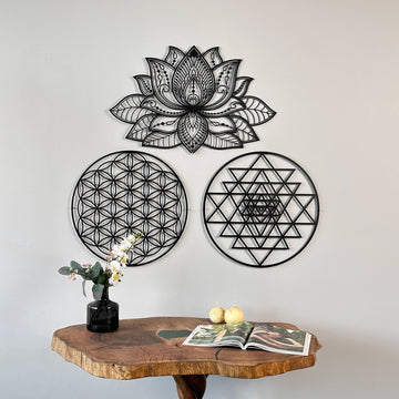 Siyah Mandala, Sri Yantra ve Yaşam Çiçeği 3'lü metal duvar tablosu, kütük masanın üstündeki duvarda