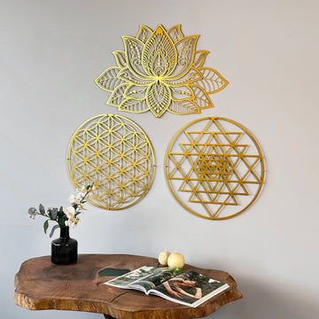 Altın 3'lü metal duvar seti, ahşap masanın üzerindeki duvarda ışıltılı Mandala ve Sri Yantra, yakın plan