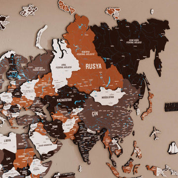 Soil ahşap dünya haritasında Rusya, Kazakistan, Çin ve Moğolistan Türkçe etiketlerle yakın plan