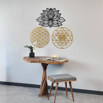 Siyah Mandala ve altın dairesel tablolardan oluşan metal set, masa ve tabureyle duvar planı