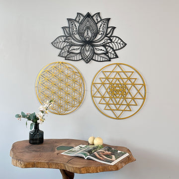 Siyah Mandala ve altın Yaşam Çiçeği ile Sri Yantra seçeneği, Large boy, masanın üzerindeki duvarda