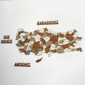 Karışık kahverengi tonlarda ahşap Türkiye haritası, Karadeniz ve Akdeniz yazılarıyla geniş plan
