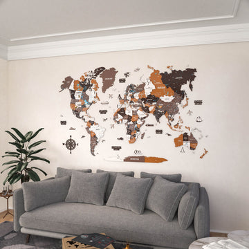 Soil renkli baskılı ahşap dünya haritası, 180x112 cm, gri kanepe ve bitkiyle salonda