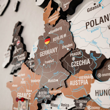 Soil ahşap haritada Almanya, Çekya ve Avusturya bölgesi, Berlin üzerinde bayraklı pin ile yakın plan