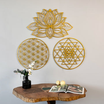 Altın renkli Mandala, Sri Yantra ve Yaşam Çiçeği 3'lü metal duvar tablosu, kütük masanın üzerindeki duvarda