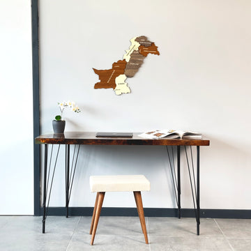 Pakistan ahşap duvar haritası, 60x52 cm, çalışma masasının üzerindeki duvarda, orkide yanında