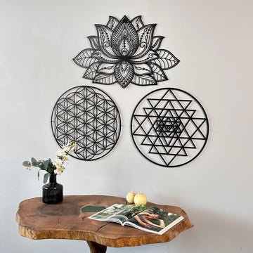 Siyah metal tablo seti, Mandala üstte, Yaşam Çiçeği ve Sri Yantra altta, masa üstü görünümü