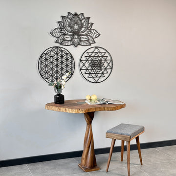 Siyah Mandala, Yaşam Çiçeği ve Sri Yantra duvar seti, kütük masa ve tabure ile geniş plan
