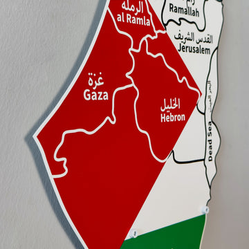 Filistin bayrağı renkli metal haritada Gazze, Hebron ve Kudüs bölgesi, XL boy 32x90 cm yakın çekim