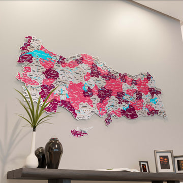 Crimson Türkiye il haritası UV baskılı metal pano, kanepeli odada duvarda uzak plan