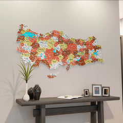 Terracotta renkli Türkiye il haritası UV baskılı metal pano, koyu konsolun üzerindeki duvarda geniş plan