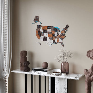 Soil ABD eyalet haritası, 120x93 cm, perde yanındaki mermer konsolun üst tarafındaki duvarda