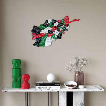 Afganistan bayrağı renkli ahşap UV baskılı harita, 65x41 cm, mermer konsolun üst tarafındaki duvarda