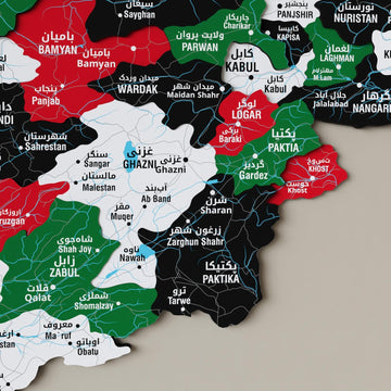 Afganistan bayrağı renkli haritada Kabil, Gazni, Zabul ve Paktika bölgesi, il adları yakın çekim