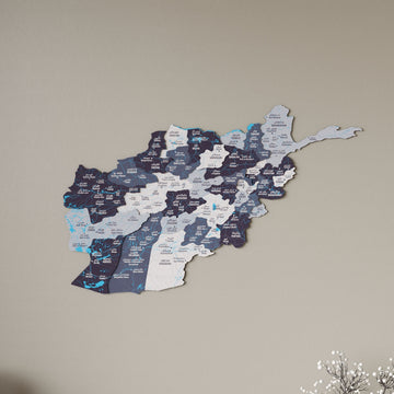 Nimbus Afganistan ahşap haritası, gri mavi bölgeler ve sağ altta kuru çiçek ile yakın ön görünüm