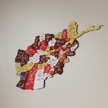 Terracotta Afganistan ahşap haritası, kırmızı, hardal ve bordo bölgelerle ön görünüm