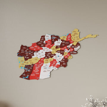 Terracotta Afganistan ahşap haritası, kırmızı ve sarı bölgeler, köşede kuru çiçekle yakın ön görünüm