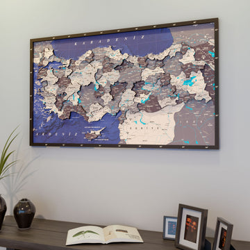 Nimbus çerçeveli Türkiye haritası yakın plan, konsol masada çerçeveler ve açık kitap ile