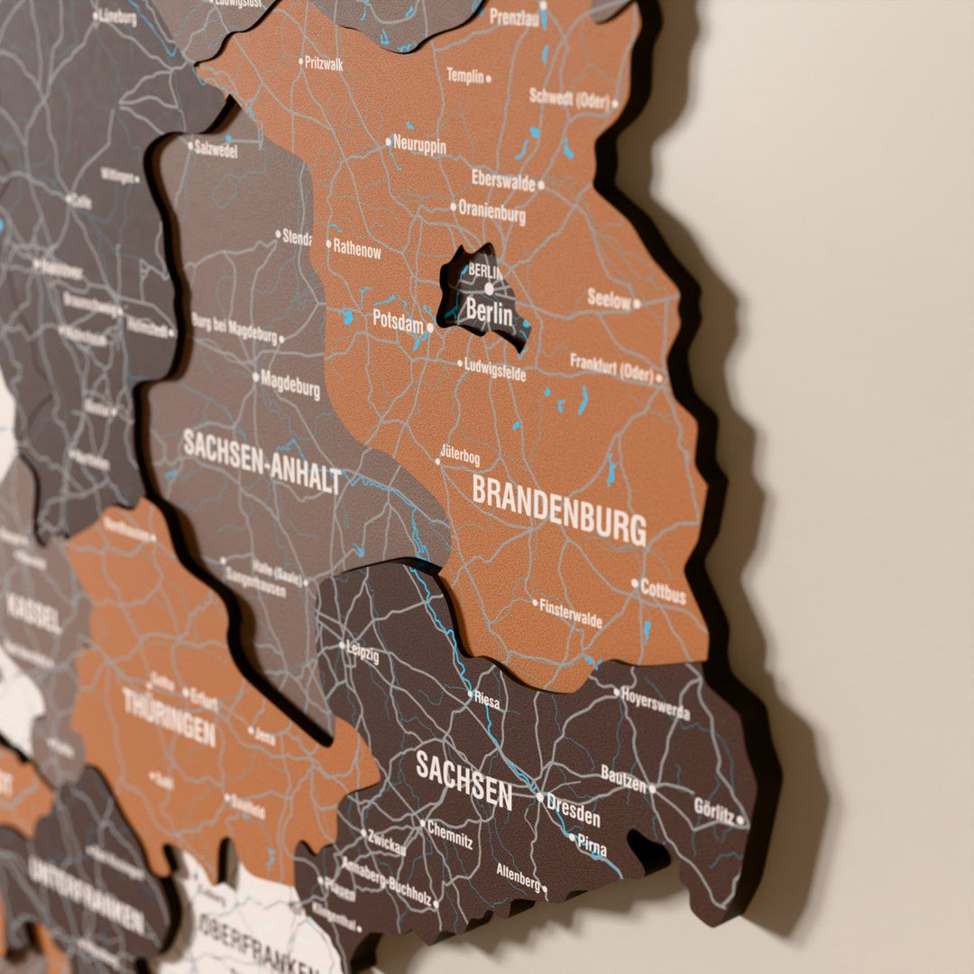 Almanya ahşap haritasında Soil renk katmanlı bölgeler ve isimler, yakın plan