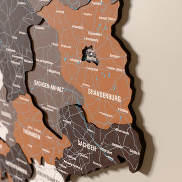 Almanya ahşap haritasında Soil renk katmanlı bölgeler ve isimler, yakın plan
