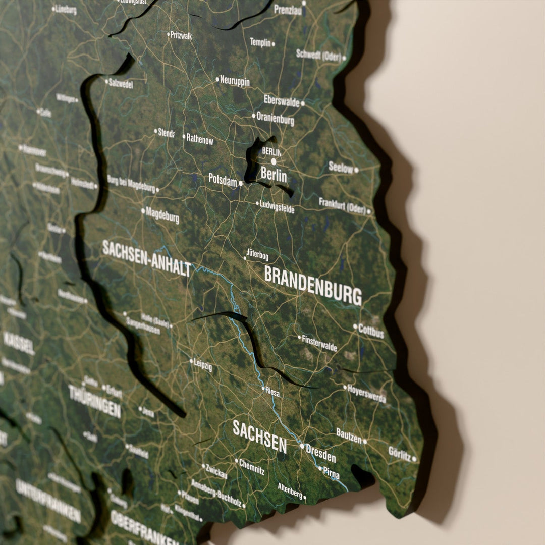 Almanya ahşap haritasında uydu görüntülü katmanlı bölgeler ve isimler, yakın plan