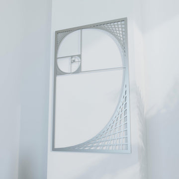 Gümüş Fibonacci spirali metal tablonun yakın çekimi, ızgara desenli köşe detayı