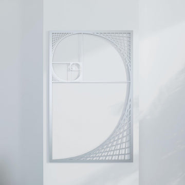 Gümüş renkli Fibonacci spirali metal duvar tablosu, açık duvarda karşıdan görünüm