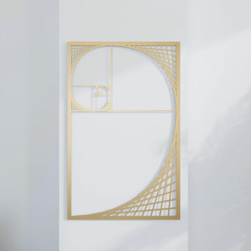 Altın renkli Fibonacci spirali metal duvar tablosu, açık duvarda karşıdan görünüm
