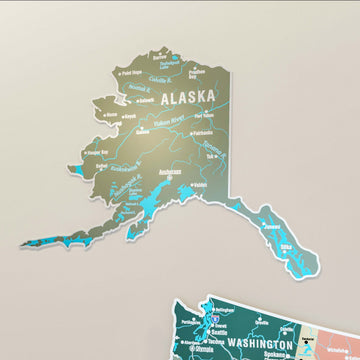 Sage renkli Alaska parçası yakın çekim, Yukon Nehri ve Anchorage isimleri okunuyor