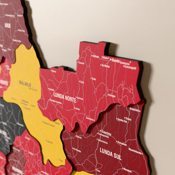 Angola ahşap haritasında bayrak renkli katmanlı bölgeler ve isimler, yakın plan