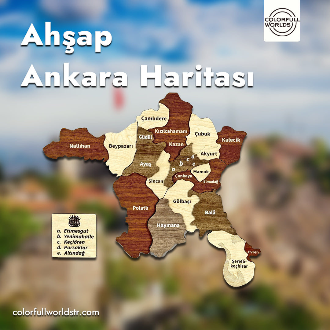 Ahşap Ankara haritası tanıtım görseli, ilçe adları ve plaka bulanık şehir manzarası önünde