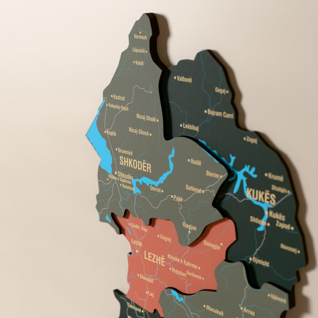 Arnavutluk ahşap haritasında Sage renk katmanlı bölgeler ve isimler, yakın plan
