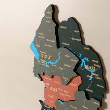Arnavutluk ahşap haritasında Sage renk katmanlı bölgeler ve isimler, yakın plan