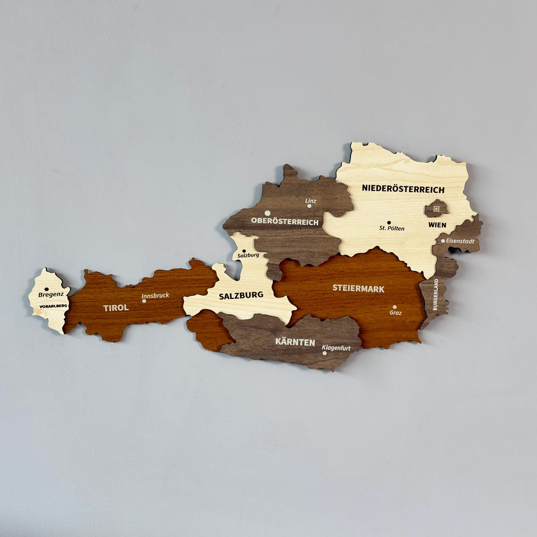 Çok katmanlı Avusturya ahşap duvar haritası, eyaletler farklı ahşap renklerinde, açılı görünüm