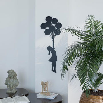 Banksy Balonlu Kız metal duvar tablosu, siyah, balonlar ve kız figürü, palmiye ile birlikte orta çekim