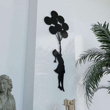 Siyah Banksy Balonlu Kız metal tablo, yandan açıyla balon demeti ve uzanan kız silüeti