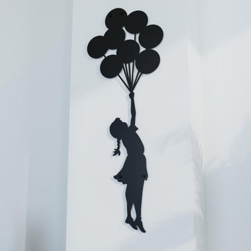 Banksy Balonlu Kız siyah metal duvar dekoru, boydan boya dikey görünüm