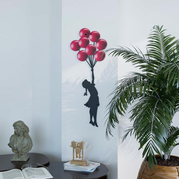 Banksy Kırmızı Balonlu Kız metal duvar tablosu, kırmızı balonlar, palmiye ve büstün yanında