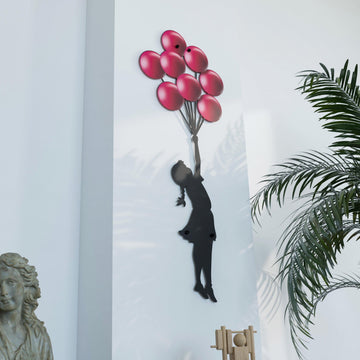 Banksy Kırmızı Balonlu Kız metal tablo, yandan açıyla kırmızı balonlar ve siyah kız figürü
