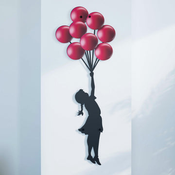 Kırmızı balonlu Banksy metal tablosunun yakın çekimi, siyah zemin renginde kız figürü