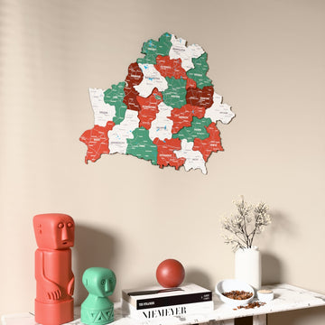 Belarus UV baskılı ahşap harita, bayrak renkli, konsol ve biblolarla bej duvarda