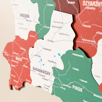 Belarus ahşap haritasında bayrak renkli katmanlı bölgeler ve isimler, yakın plan