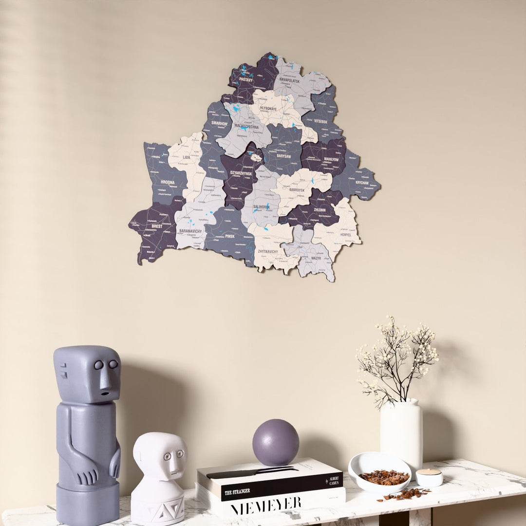 Belarus UV baskılı ahşap harita, Nimbus renk, konsol ve biblolarla bej duvarda