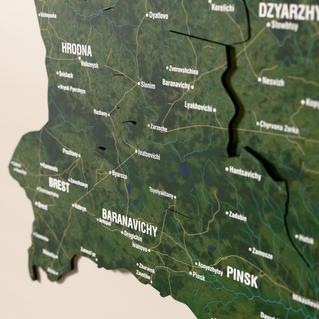 Belarus ahşap haritasında uydu görüntülü katmanlı bölgeler ve isimler, yakın plan