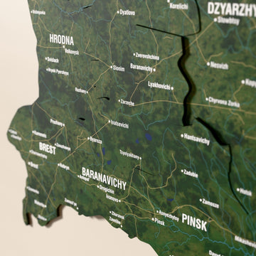 Belarus ahşap haritasında uydu görüntülü katmanlı bölgeler ve isimler, yakın plan
