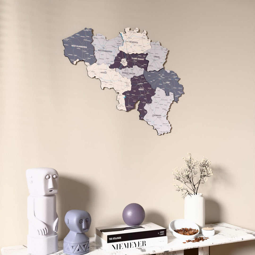 Belçika UV baskılı ahşap harita, Nimbus renk, konsol ve biblolarla bej duvarda