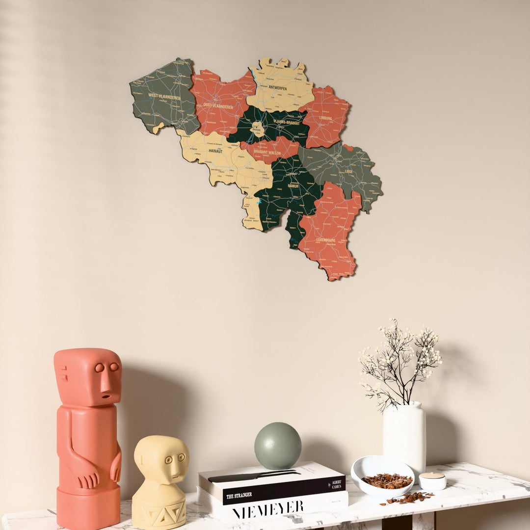 Belçika UV baskılı ahşap harita, Sage renk, konsol ve biblolarla bej duvarda