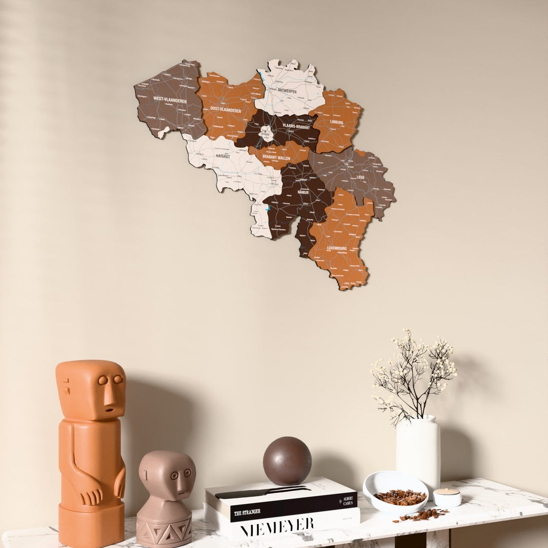 Belçika UV baskılı ahşap harita, Soil renk, konsol ve biblolarla bej duvarda